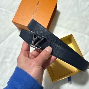 Signature Louis Vuitton reversible Belt. preowned. 100cm